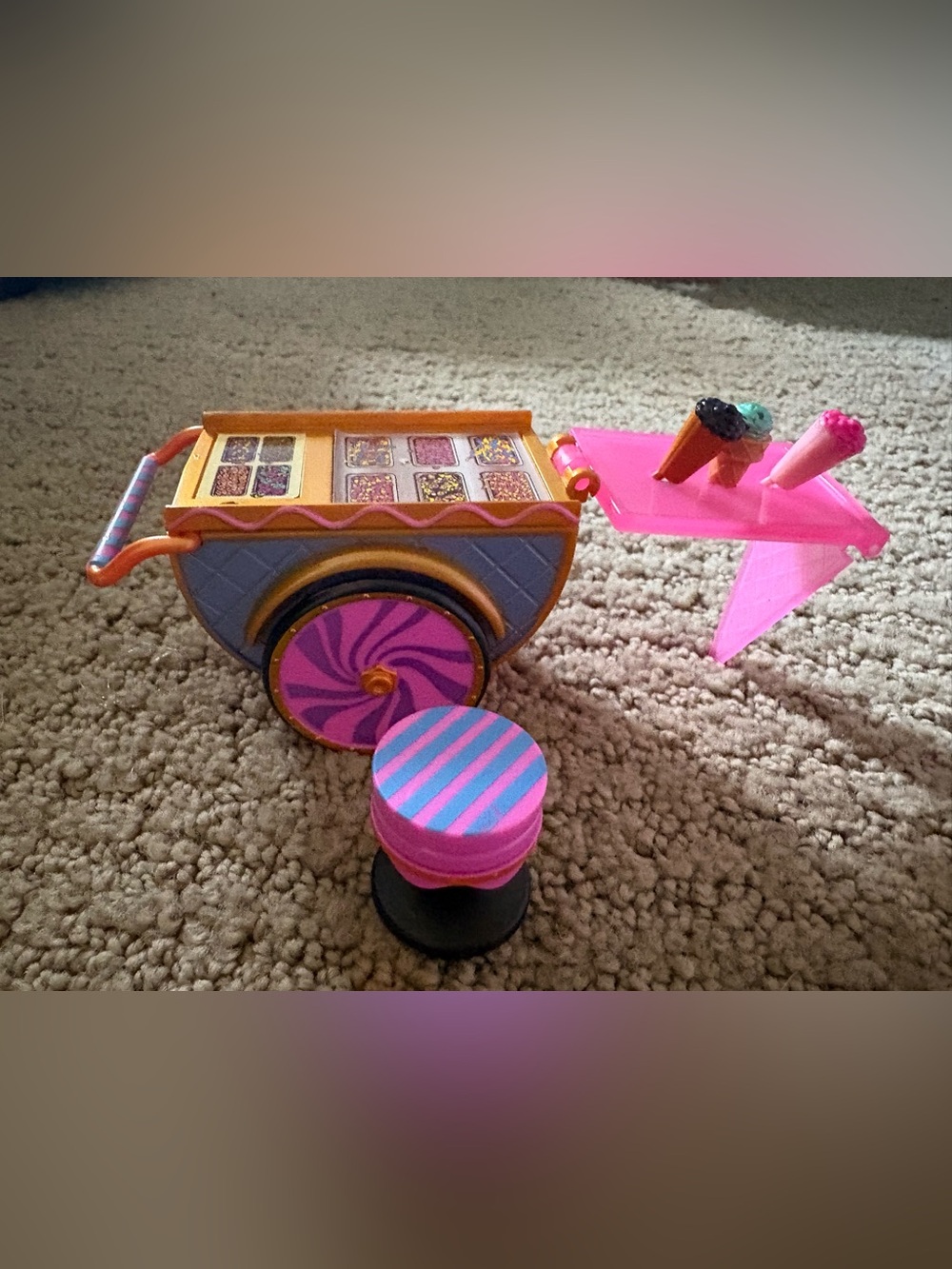 L.O.L. Surprise! Mint Camper Van, Car and Furniture - Picture 10 of 15